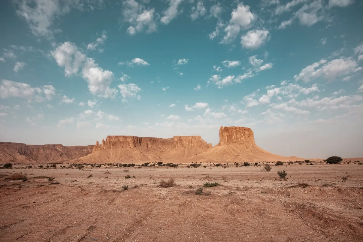 لقطة تظهر جبال طويق