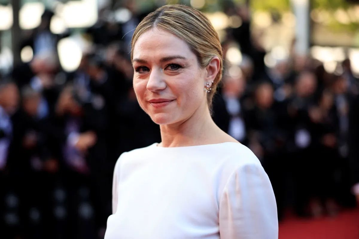 إميلي ديكوين خلال الدورة السادسة والسبعين لمهرجان كان السينمائي في كان، جنوب فرنسا (Emilie Dequenne during the 76th edition of the Cannes Film Festival in Cannes, southern France). مصدر الصورة: Valery HACHE / AFP