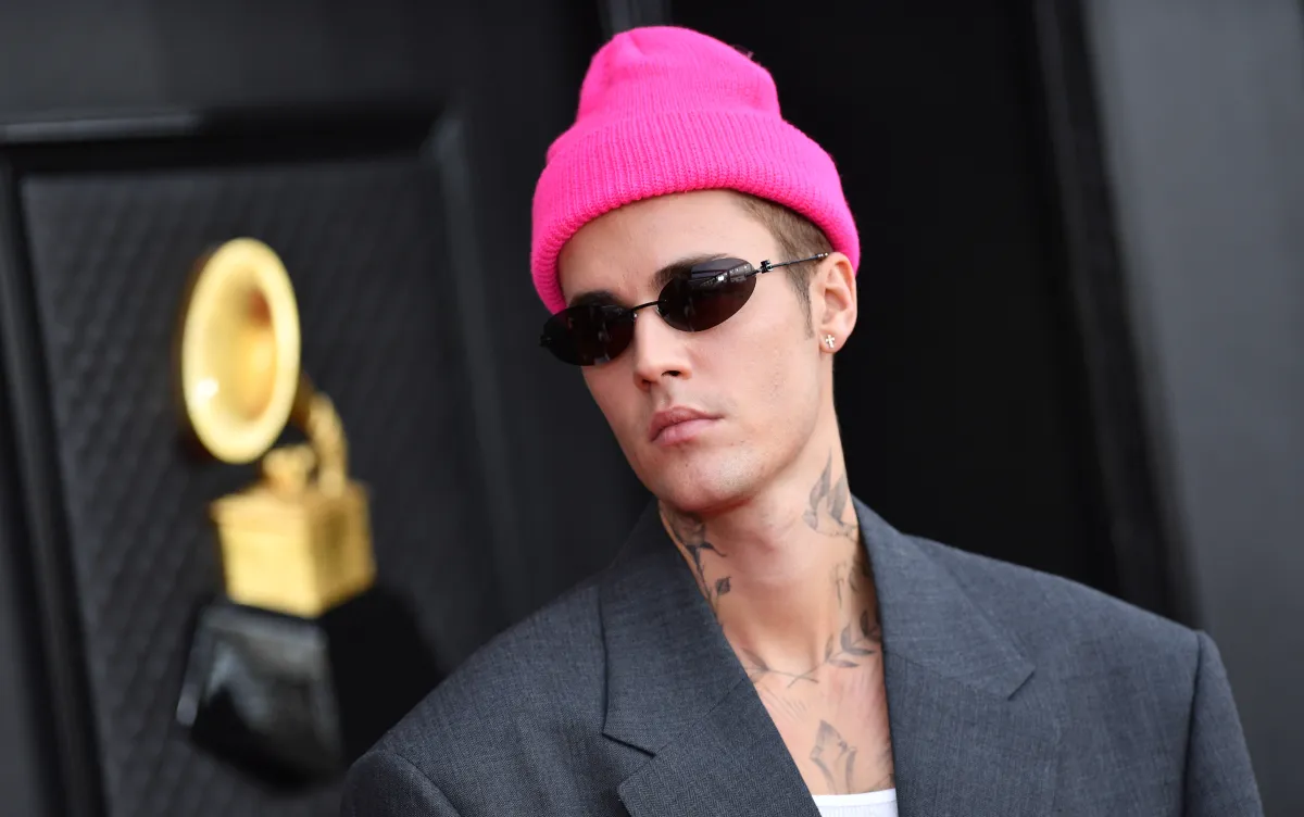 جاستن بيبر في حفل توزيع جوائز غرامي 2022 (Justin Bieber at the Grammy Awards). مصدر الصورة: ANGELA WEISS / AFP