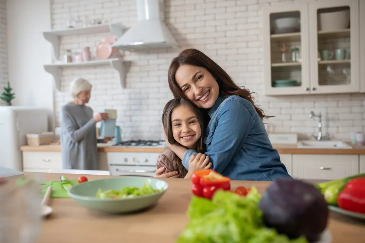 صورة لأم تحتضن طفلتها