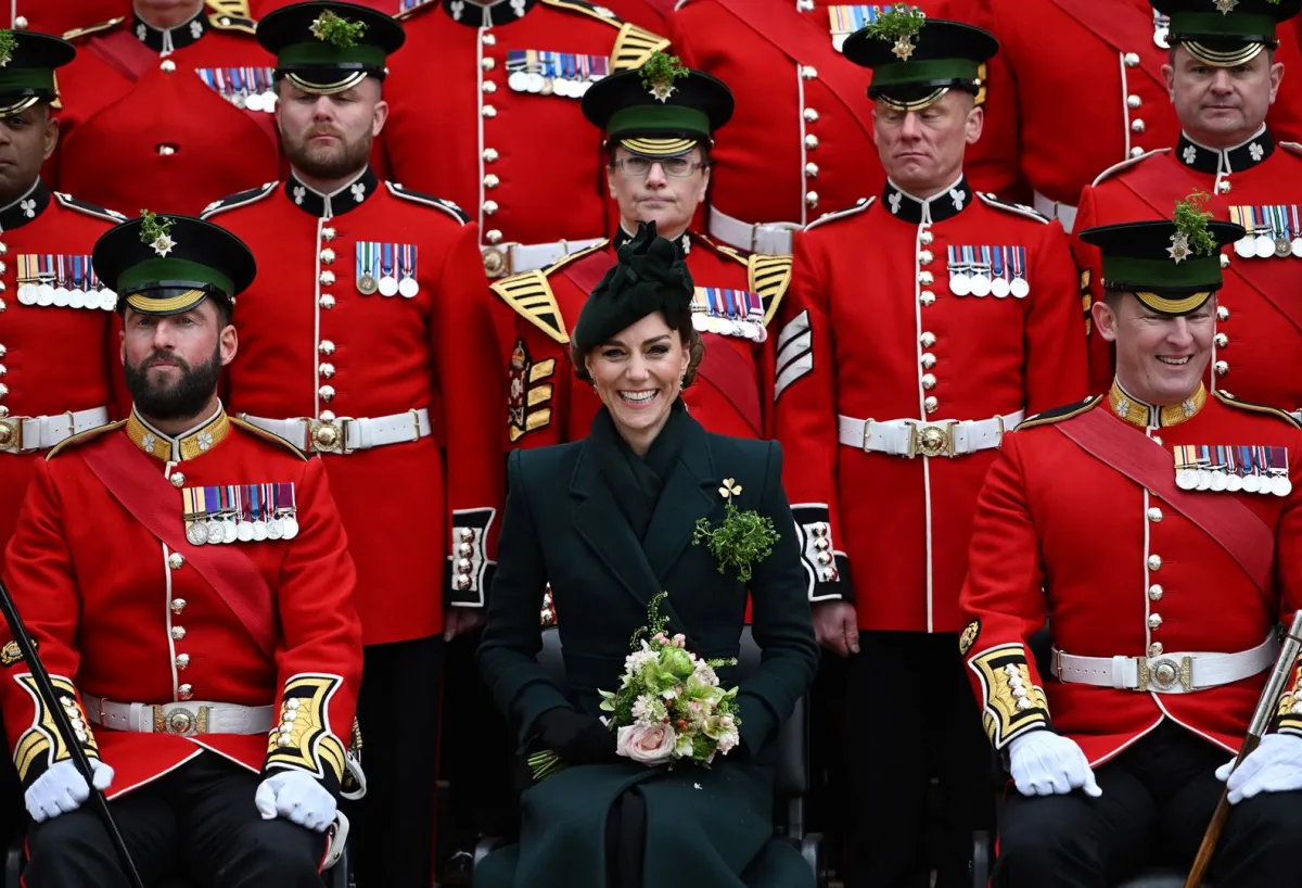 كيت ميدلتون ترتدي بروش النفل الذهبي وأقراط التورمالين والجمشت الأخضر الفاتح