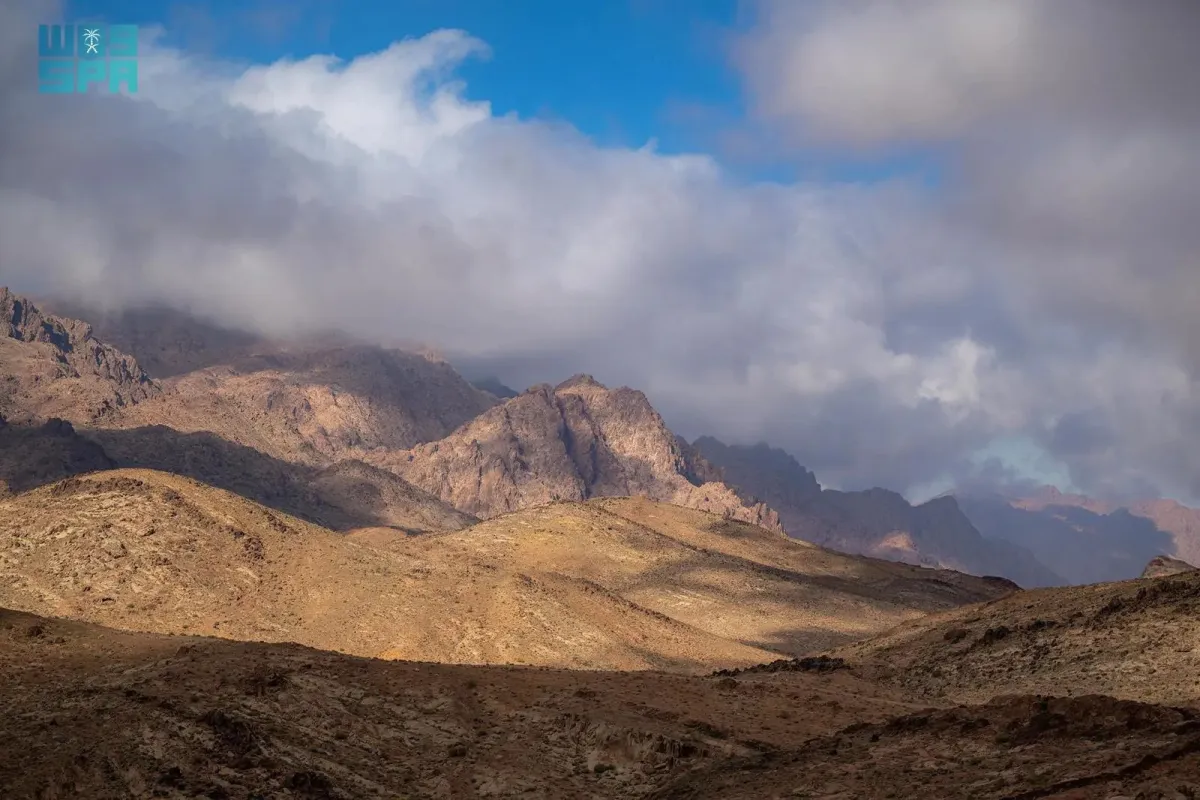 جبل اللوز يبعُد حوالي مائتي كيلومتر شمال غرب مدينة تبوك