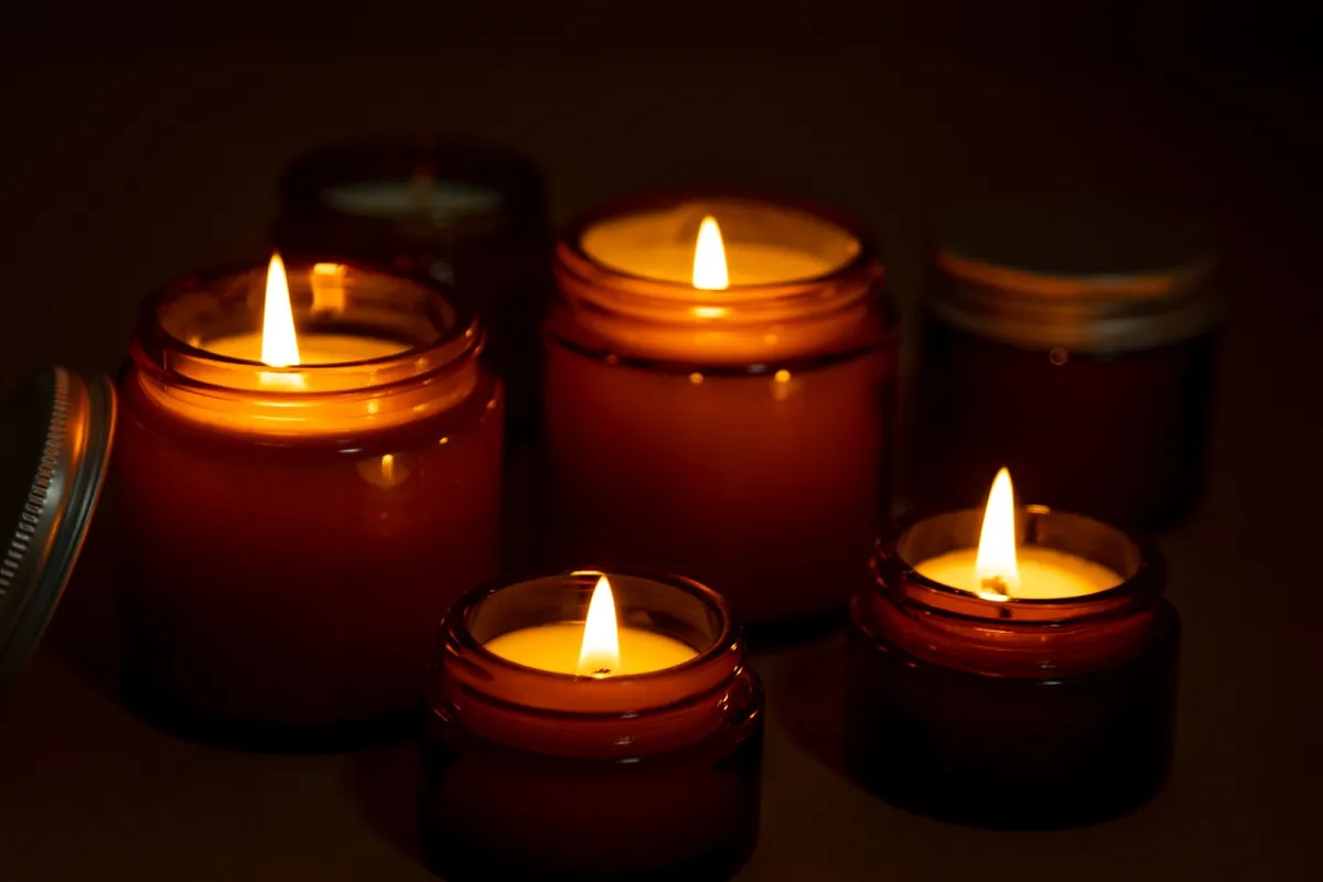 شموع عطرية مصنوعة يدويّاً في برطمانات زجاجية 