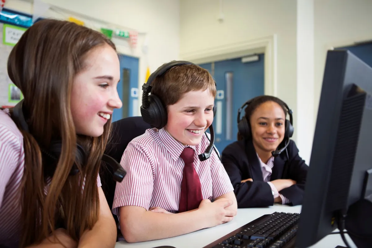 صورة طلاب في الإذاعة المدرسية