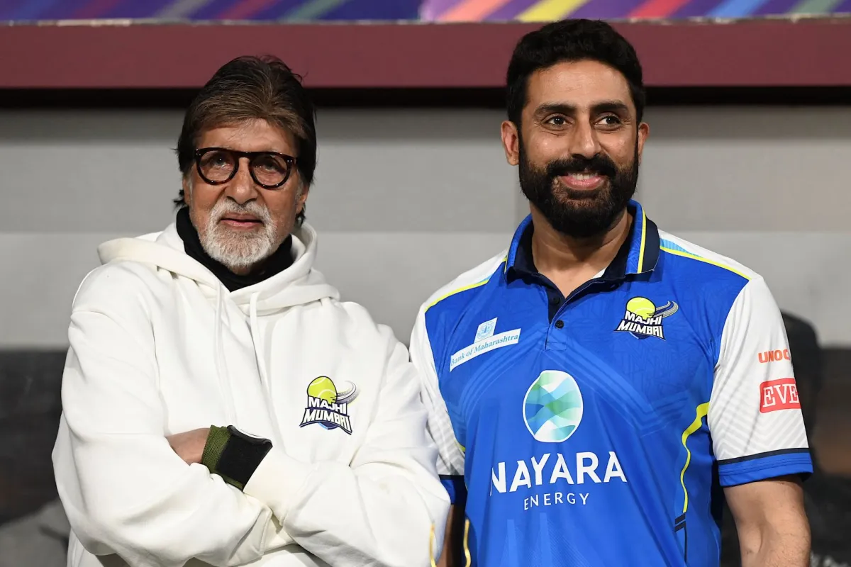 أبهيشيك باتشان مع والده أميتاب باتشان في ملعب دادوجي كونداديف في مومباي (Abhishek Bachchan with his father Amitabh Bachchan at Dadoji Kondadev Stadium in Mumbai). مصدر الصورة: SUJIT JAISWAL / AFP
