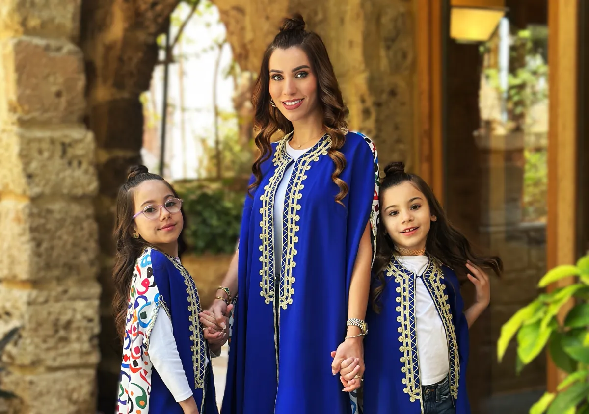 المصممة روان ياسين وابنتاها- الصورة من المصممة