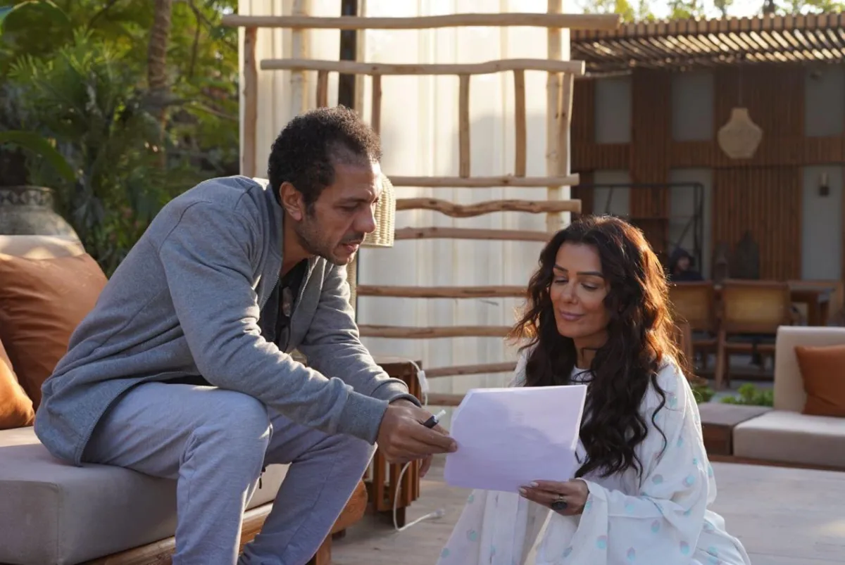 إنجي المقدم من كواليس كامل العدد ++- الصورة من الشركة المنتجة