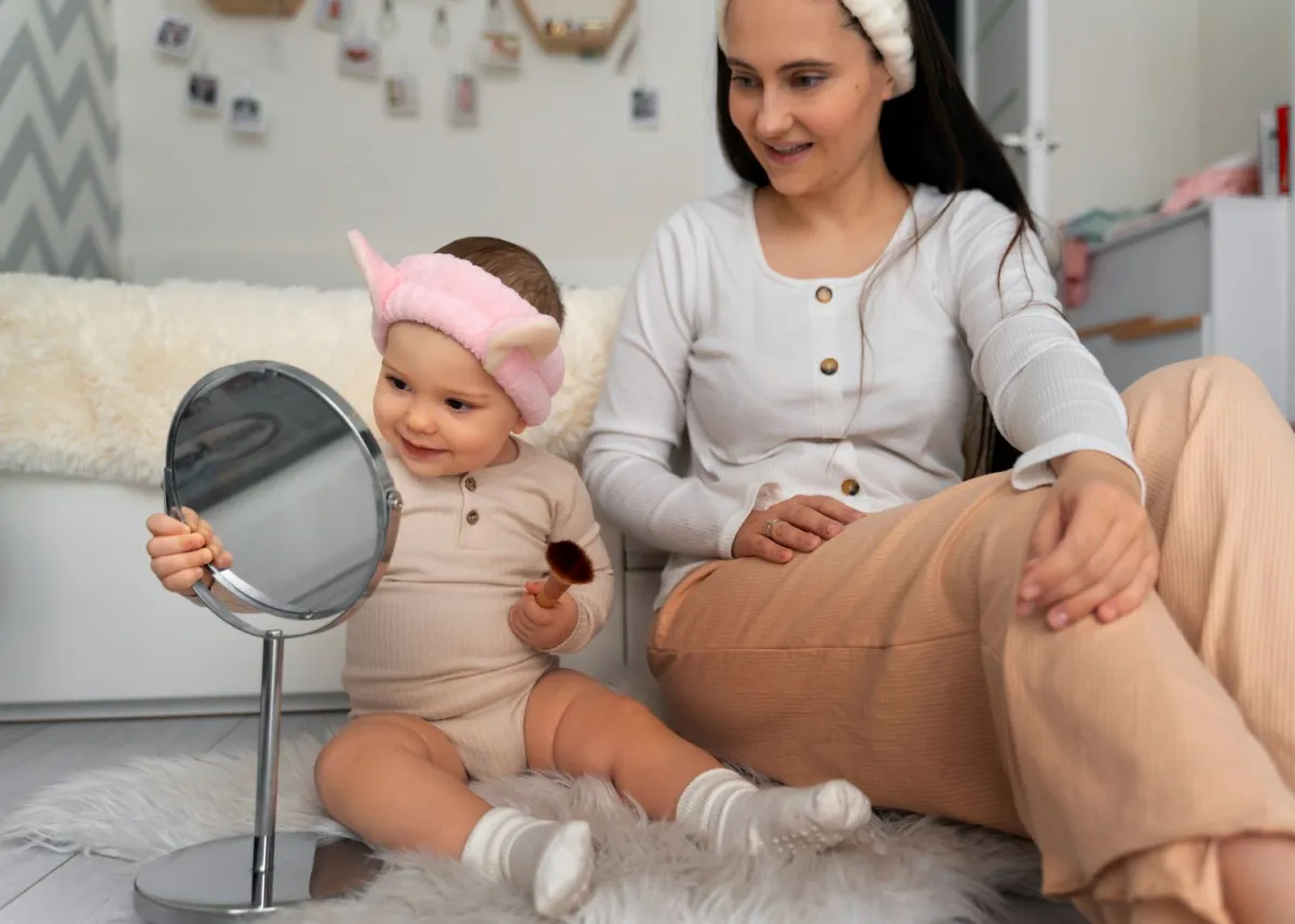 صورة لام مع طفلتها امام المرآة