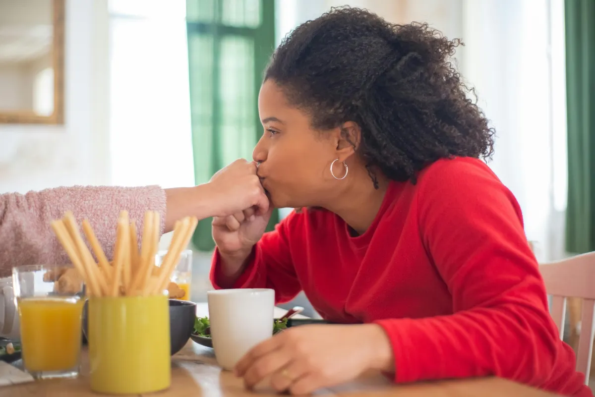 تفسير حلم تقبيل يد الأم في المنام