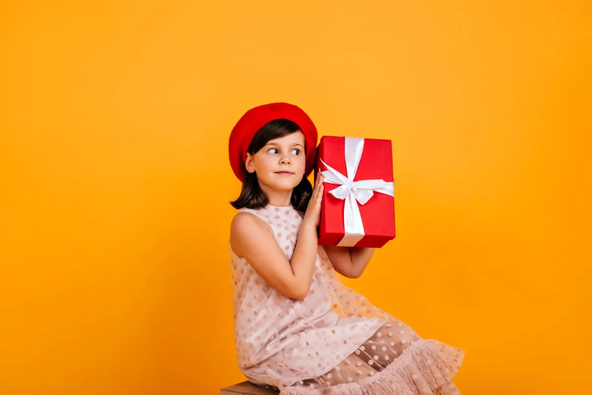 صورة طفلة فرحة بالهدايا