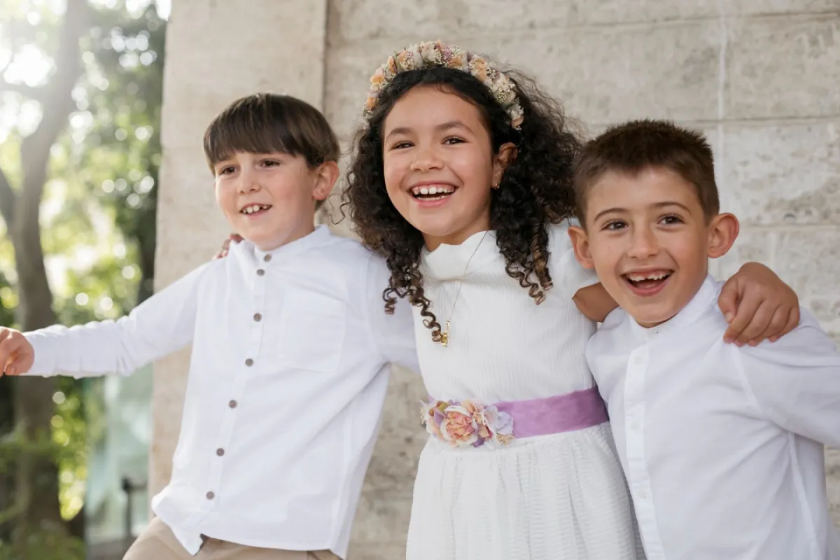 صورة لأطفال فرحين