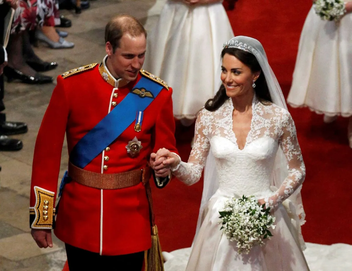 الأمير ويليام وكيت يسيران في ممر كنيسة وستمنستر بعد زفافهما الملكي في لندن (Prince William and Kate walk up the aisle of Wesminster Abbey after their royal wedding, in London). مصدر الصورة: AFP PHOTO/ POOL/ SUZANNE PLUNKETT