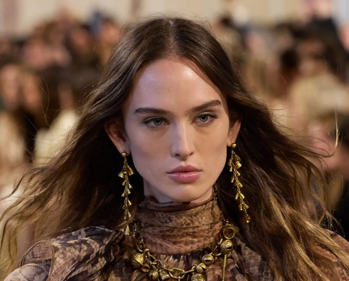 كيف أجعل وجهي صافيًاً بالمكياج