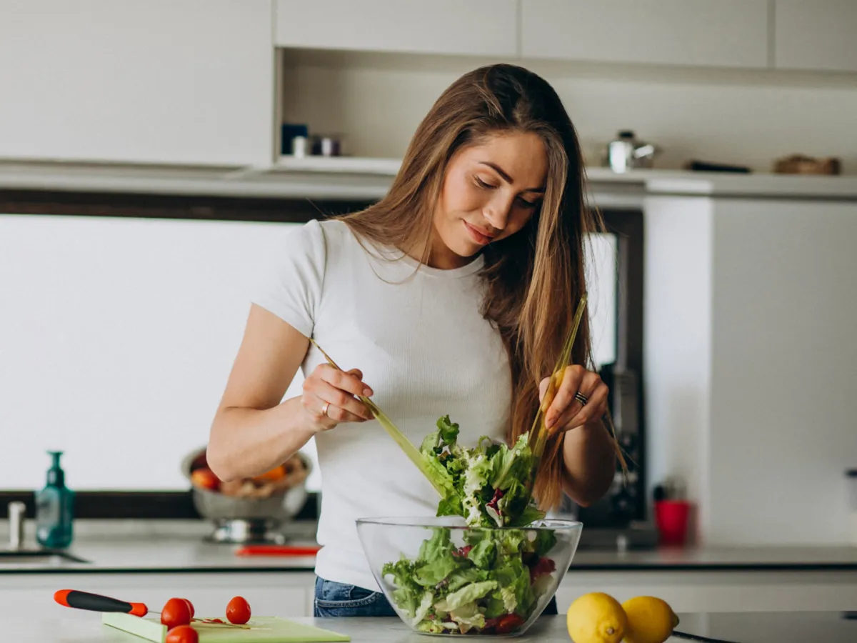 سيدة تعتمد رجيماً صحياً وسريعاً لاستقبال عيد الفطر بجسم مثالي