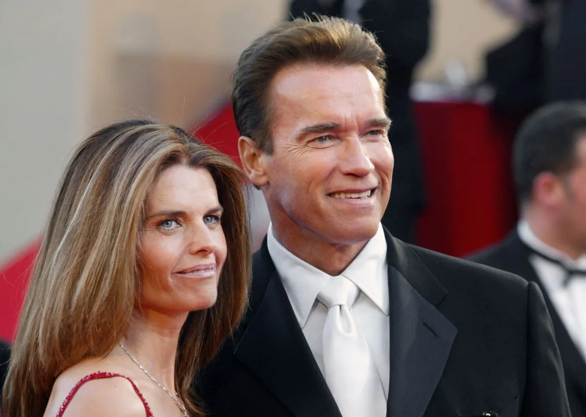 أرنولد شوارزنيغر مع زوجته ماريا شريفر في قصر المهرجانات خلال مهرجان كان السينمائي السادس والخمسين (Arnold Schwarzenegger with his wife at the palais des festivals during the 56th Cannes film festival). مصدر الصورة: BORIS HORVAT / AFP