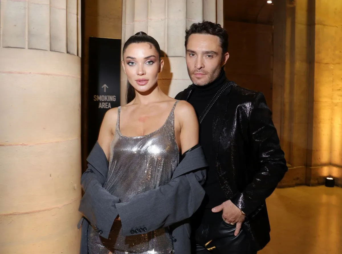 إيمي جاكسون، إد ويستويك في باريس، فرنسا (Amy Jackson, Ed Westwick in Paris, France River). مصدر الصورة: Callaway/WWD via Getty Images