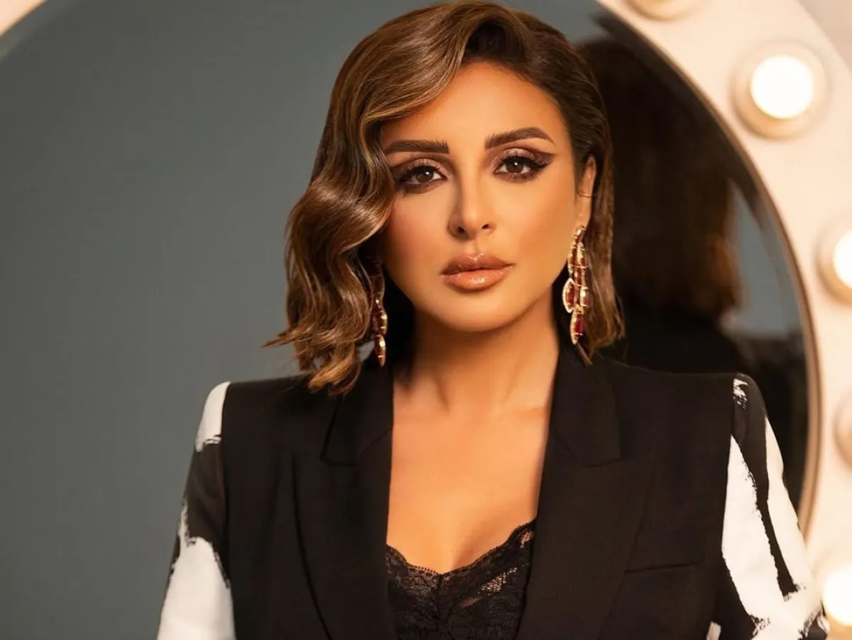 تسريحات ريترو مع خصل نازلة من النجمات