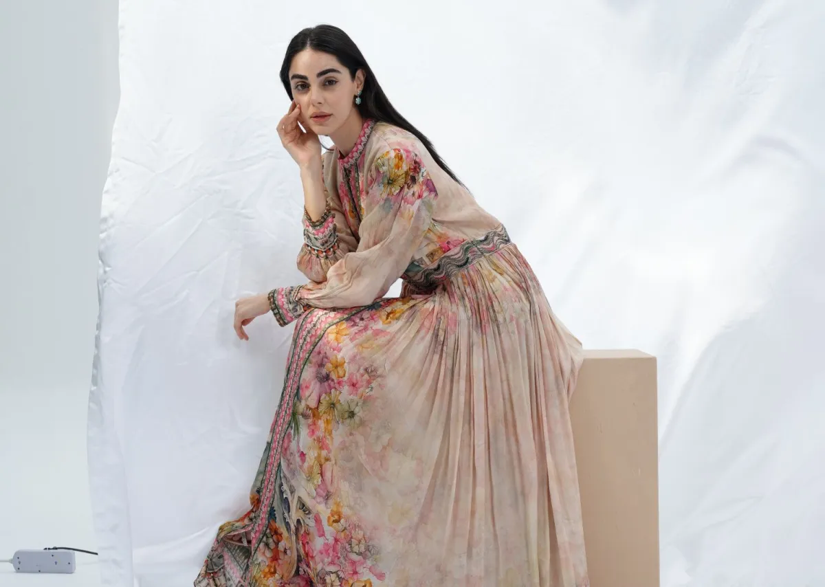 فستان حريري مطبع بالورود من فريال البستكي 