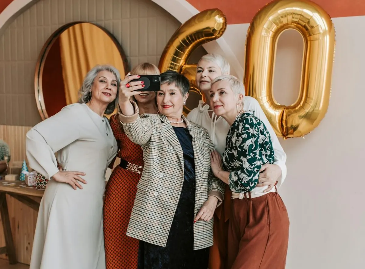 سيدات في سن الستين