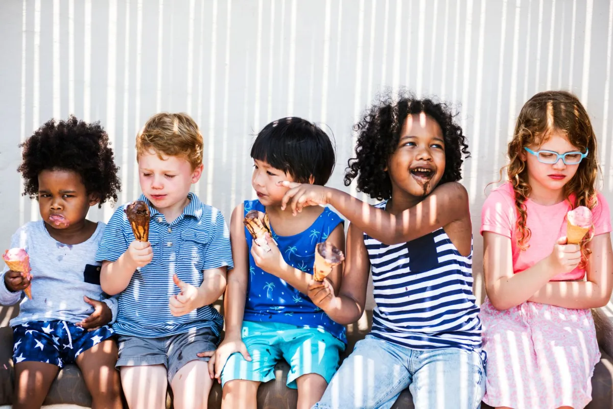 صورة أطفال يأكلون الآيس كريم