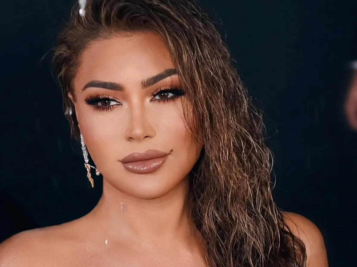 تسريحات شعر مبللة لربيع 2025 على طريقة النجمات