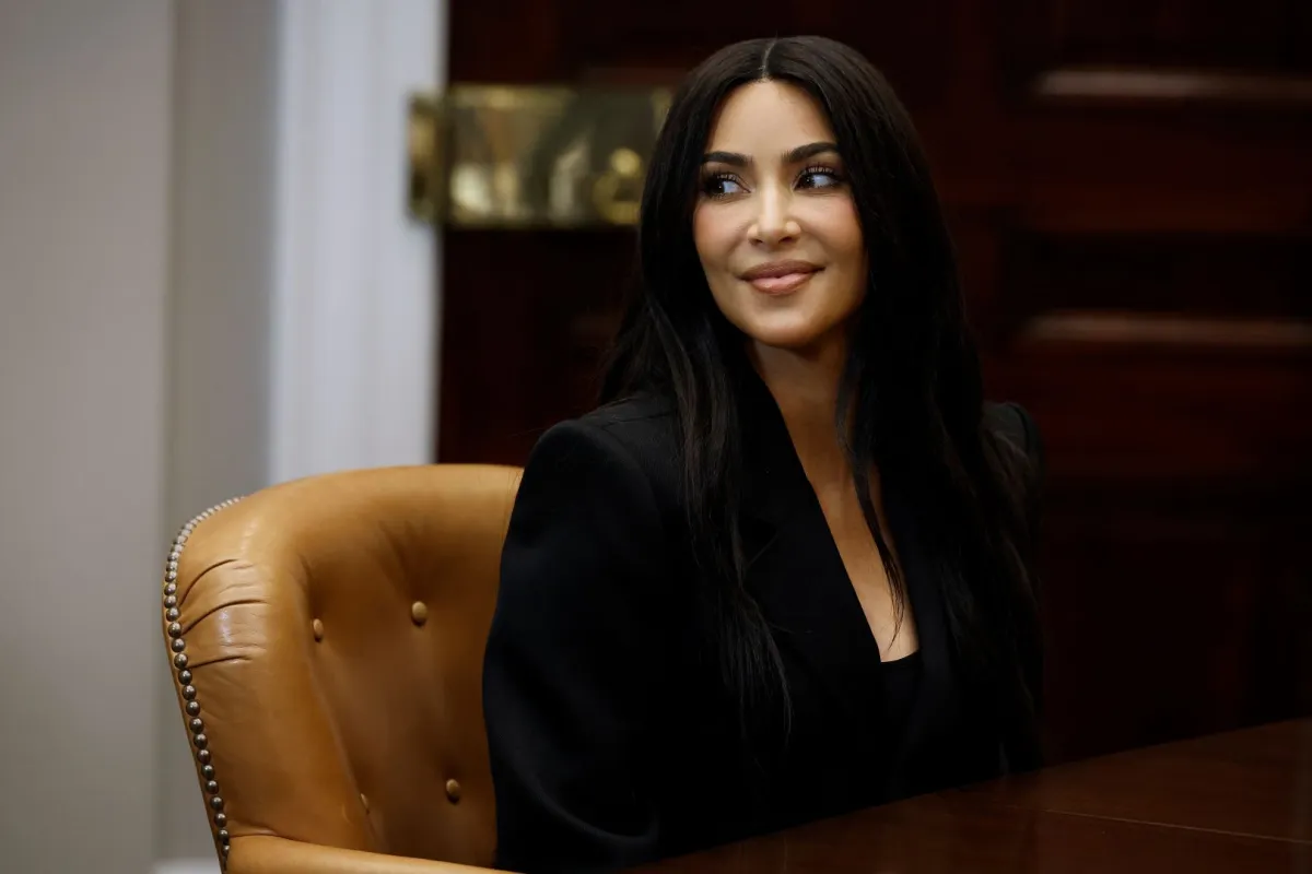 كيم كارداشيان في غرفة روزفلت في البيت الأبيض في واشنطن العاصمة (Kim Kardashian in the Roosevelt Room at the White House in Washington, DC). مصدر الصورة: Chip Somodevilla/Getty Images/AFP