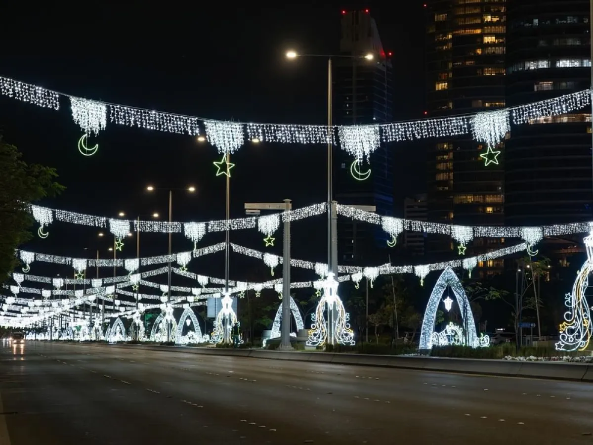 تزيين الشوارع في أبوظبي احتفاء بعيد الفطر. الصورة من مكتب حساب بلدية أبوظبي على منصة x