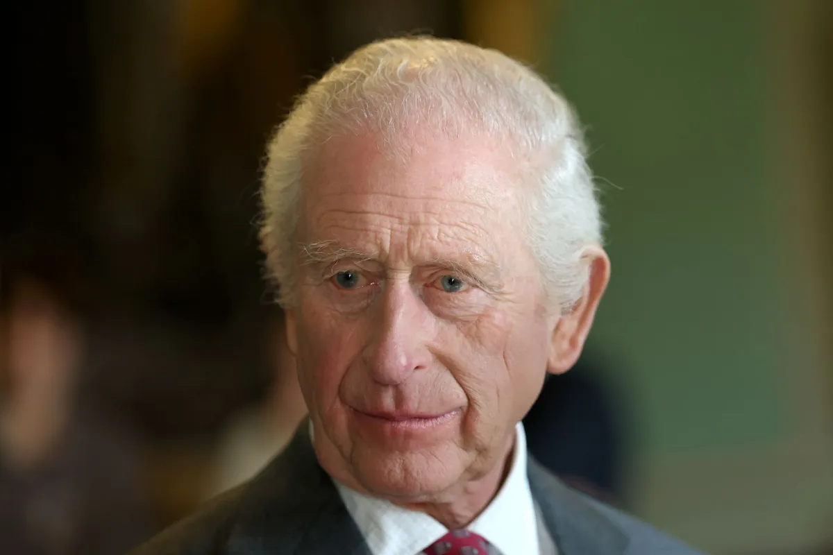 الملك تشارلز الثالث في قلعة هيلزبورو، في بلفاست (King Charles III at Hillsborough Castle, in Belfast). مصدر الصورة: Toby Melville / POOL / AFP