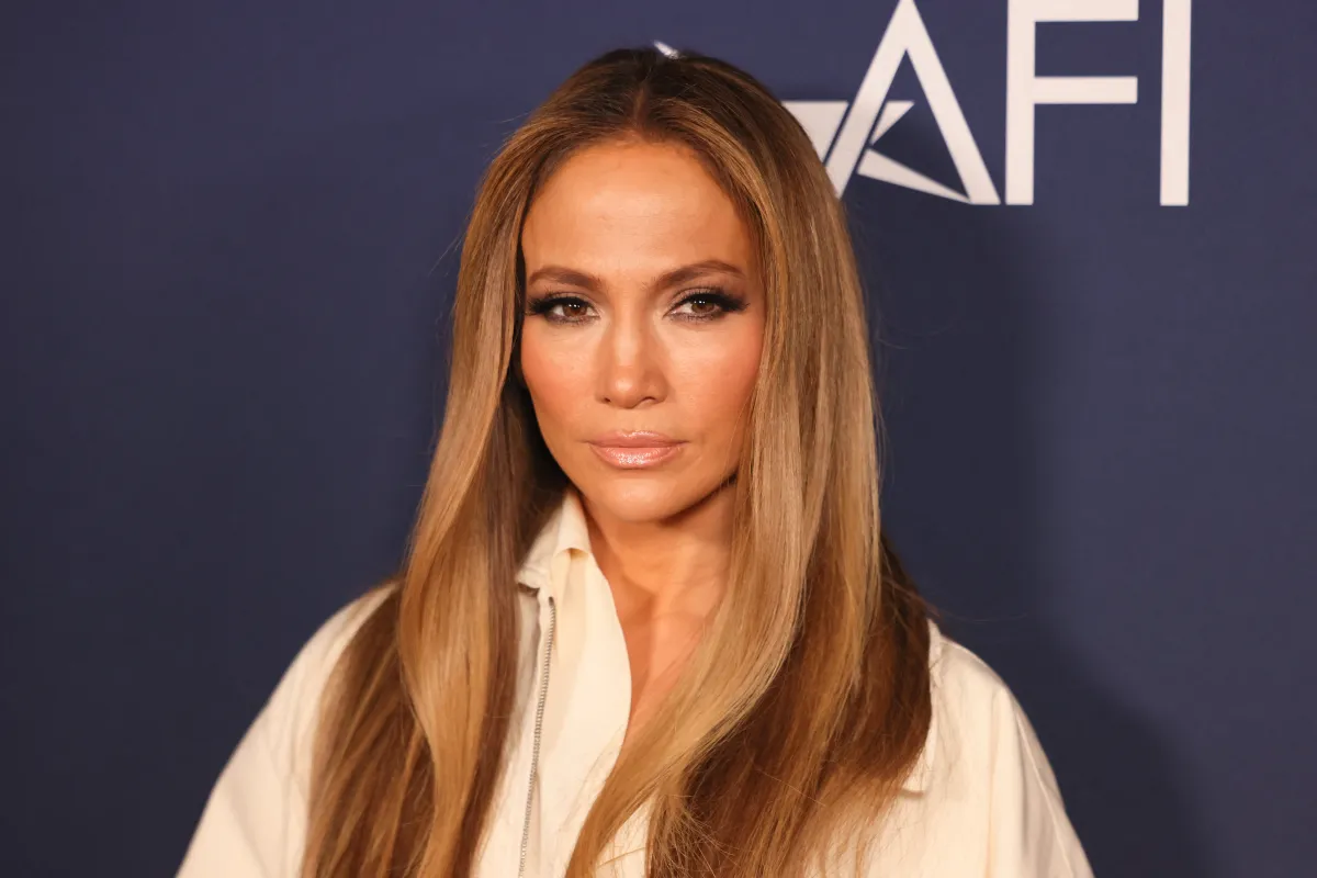 جينيفر لوبيز في جلسة التصوير الخاصة بفيلم Unstoppable خلال مهرجان AFI لعام 2024 (Lopez attends the "Unstoppable" photo call during the 2024 AFI Fest ). مصدر الصورة: Monica Schipper / GETTY IMAGES NORTH AMERICA / Getty Images via AFP