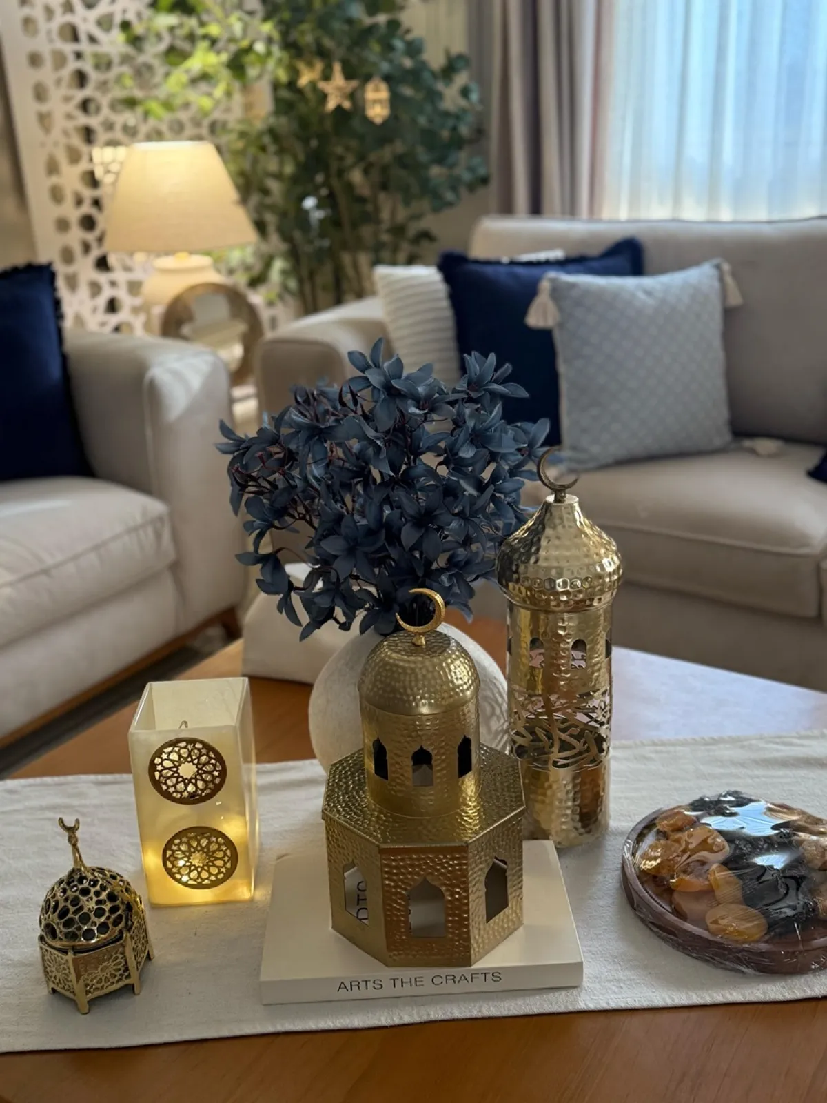اكسسوارات رمضان تزين الطاولة في غرفة المعيشة