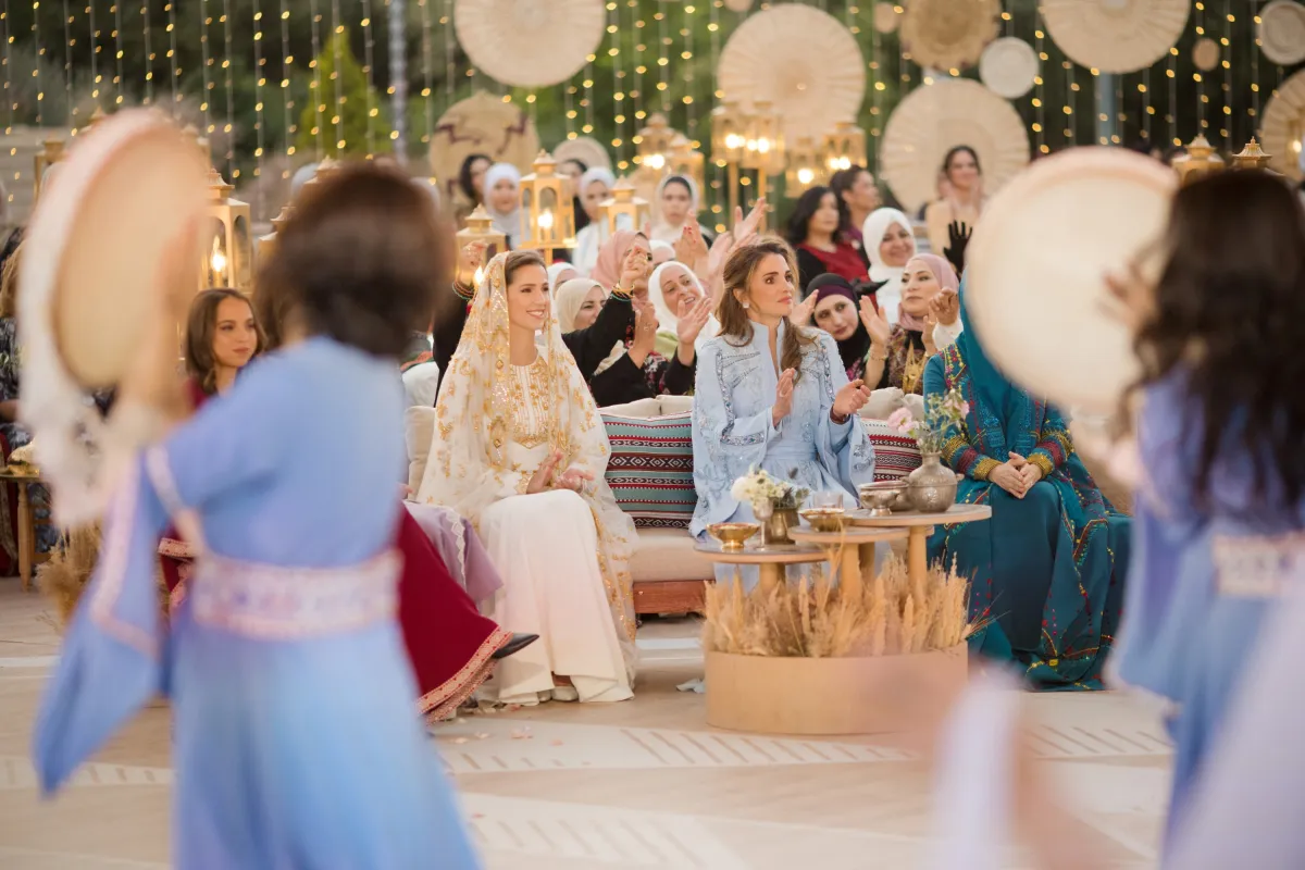 الملكة رانيا والأميرة رجوة من حفل الحنة – مصدر الصورة Office of Her Majesty Queen Rania Al Abdullah / AFP