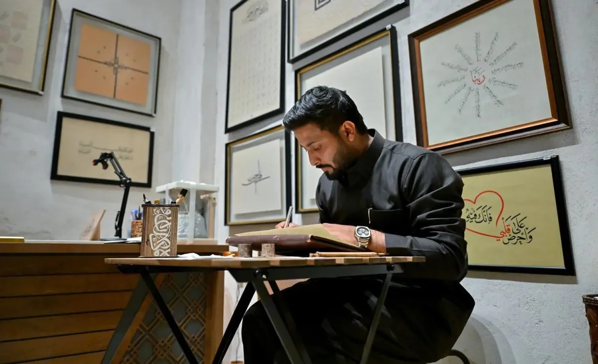 أنامل وطنية تبهر زوار موسم رمضان بجدة التاريخية بإبداعاتهم الحرفية - الصورة من واس