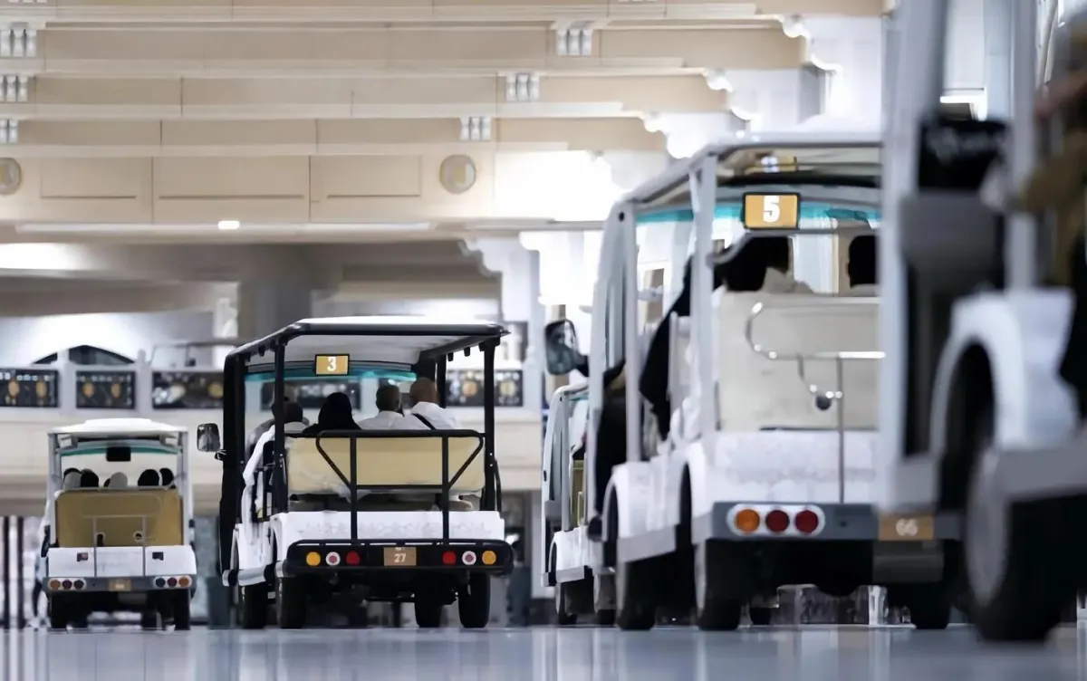 توفير وتخصيص 400 عربة جولف في المسجد الحرام لكبار السن وذوي الإعاقة - الصورة من واس