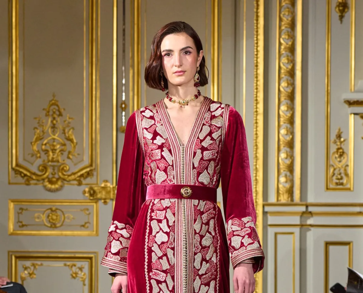 سيدة ترتدي قفطاناً مغربيّاً - الصورة من Launchmetrics/Spotlight ©