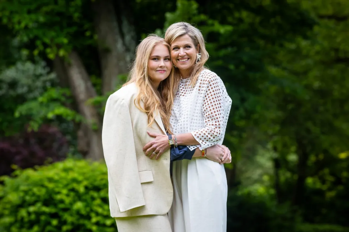 الملكة ماكسيما Queen Maxima مع ابنتها الأميرة أماليا Princess Amalia (مصدر الصورة: Patrick van Katwijk/Getty Images)