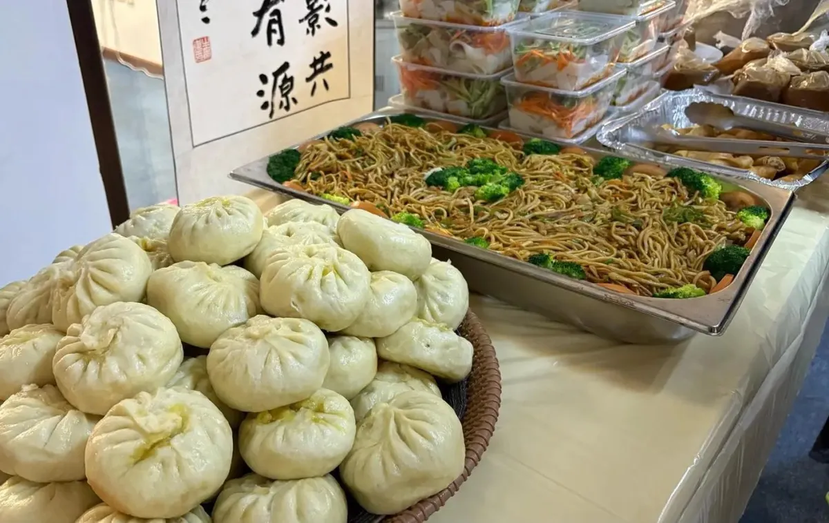 مأدبة إفطار رمضاني تجمع مقيمين صينيين بجدة - الصورة من واس