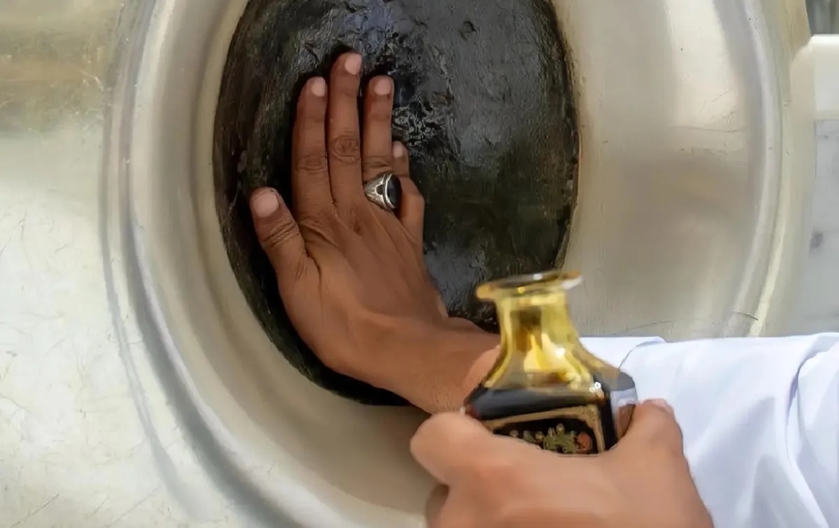 تكثيف عمليات تبخير وتطييب المسجد الحرام - الصورة من واس