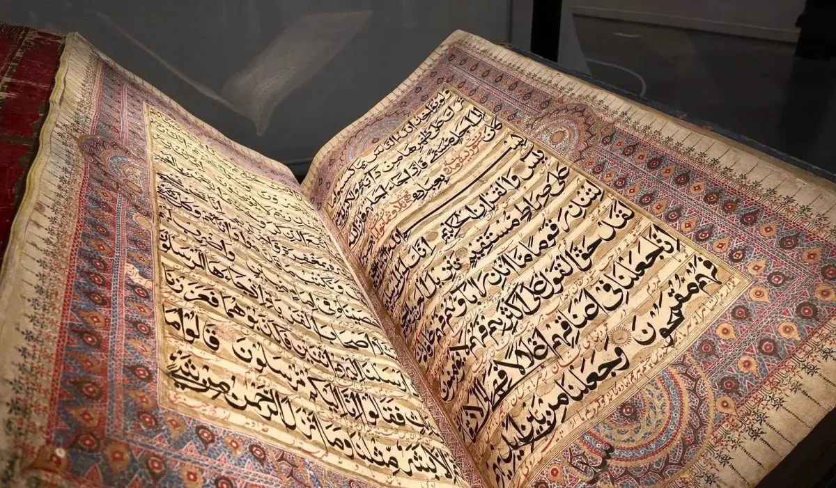 مخطوط يعود لنحو قرنين يُجسّد إرث الفن الإسلامي في بينالي الفنون الإسلامية - الصورة من واس