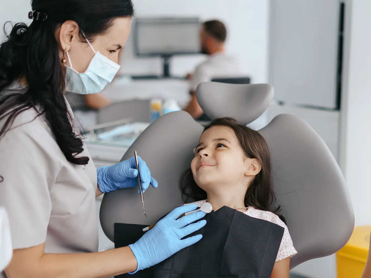 متى يجب خلع الضرس اللبني عند الأطفال وما هي الموانع؟