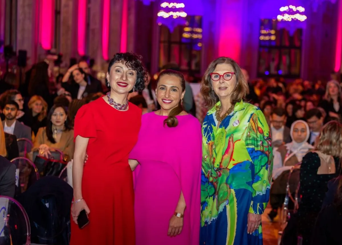 الشيخة بدور القاسمي في الوسط، أثناء تسلمها الجائزة خلال حفل أقيم بقاعة "فارنيزي" في قصر أكورسيو في مدينة بولونيا 