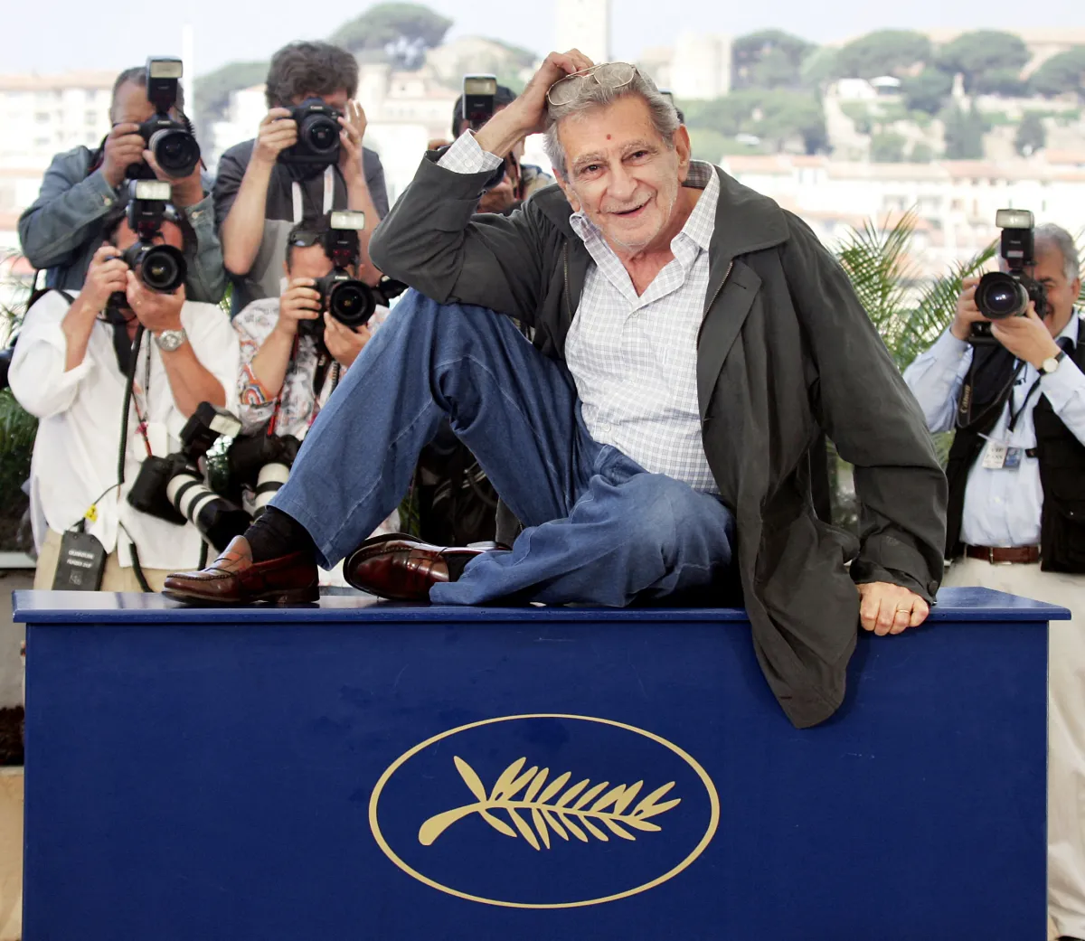 يوسف شاهين خلال جلسة تصوير لفيلم "إسكندرية... نيويورك"، في مهرجان كان السينمائي السابع والخمسين بمدينة الريفييرا Youssef Chahine poses during a photo call for the film "Alexandria...New York",  at the 57th Cannes Film Festival in the French Riviera town. AFP PHOTO/PASCAL GUYOT (Photo by PASCAL GUYOT / AFP FILES / AFP)