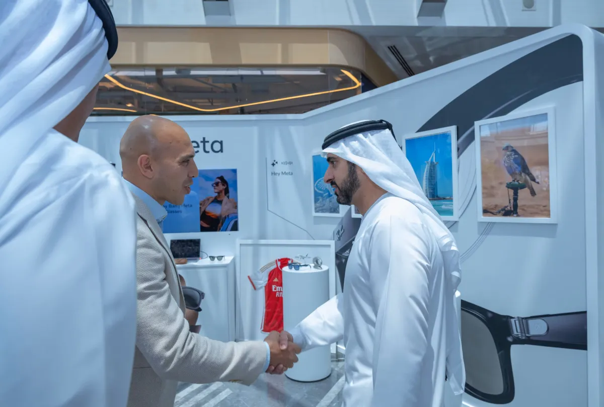 الشيخ حمدان بن محمد بن راشد آل مكتوم أثناء حضوره فعاليات "ملتقى دبي للذكاء الاصطناعي". الصورة من حساب ولي عهد دبي على منصة x