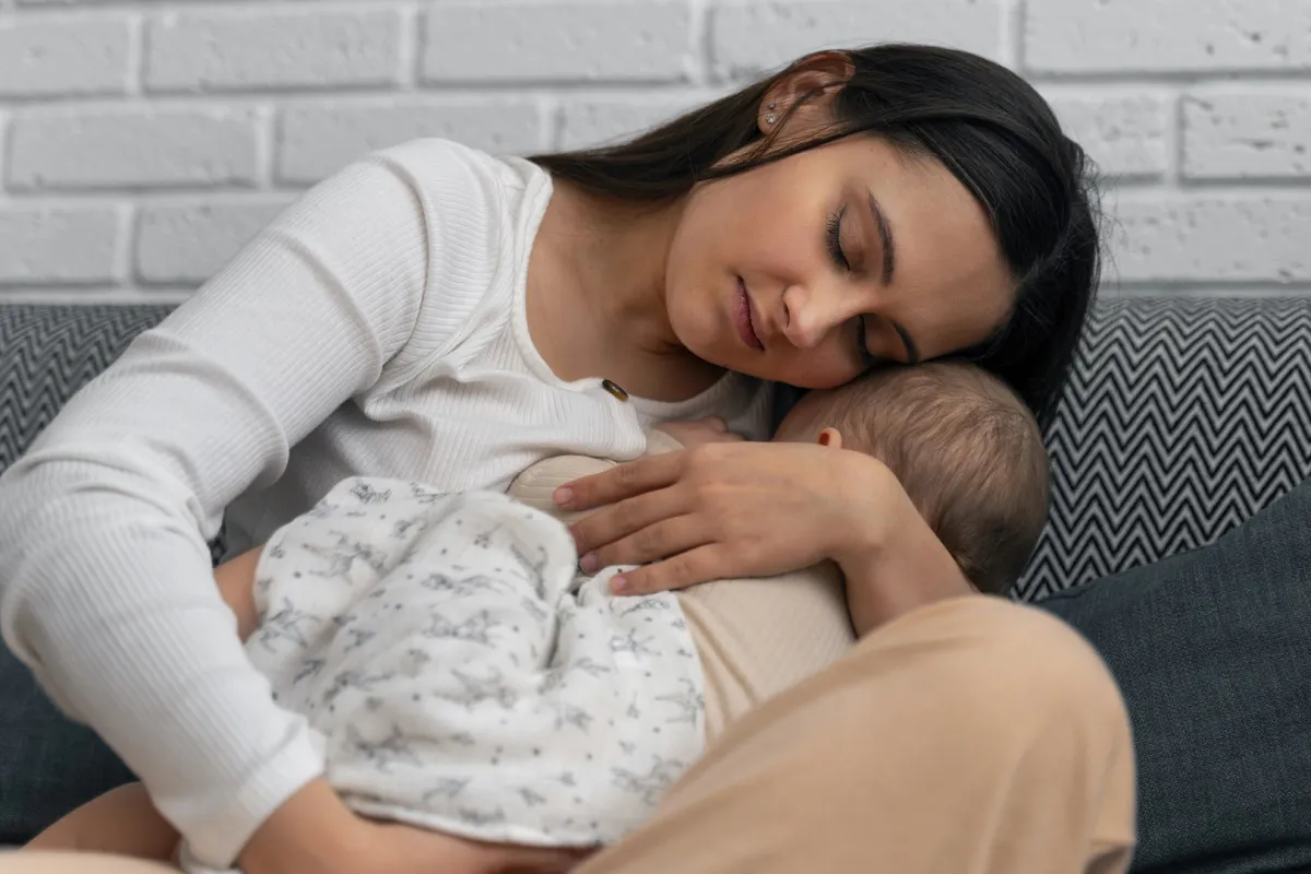 صورة لأم تحمل طفلها الرضيع