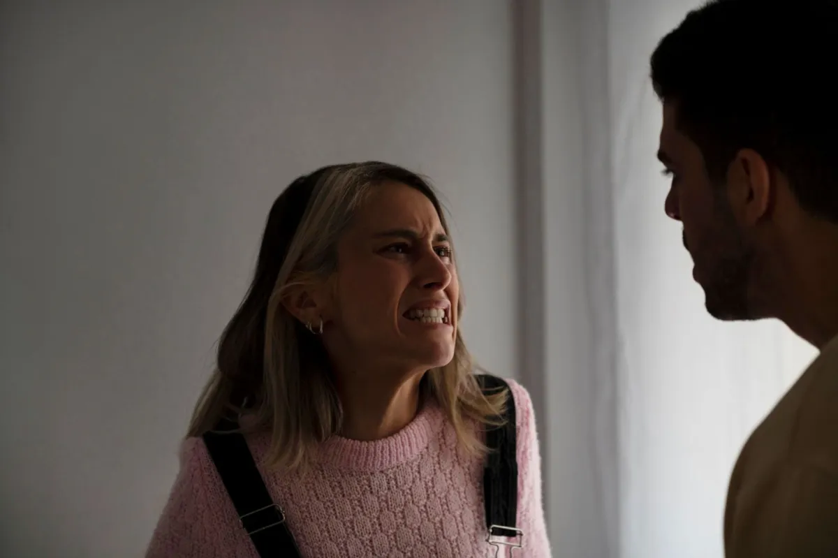 زوجة تبكي بعد اكتشاف خيانة زوجها