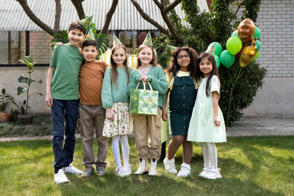 صورة لأطفال يستمتعون  معاً