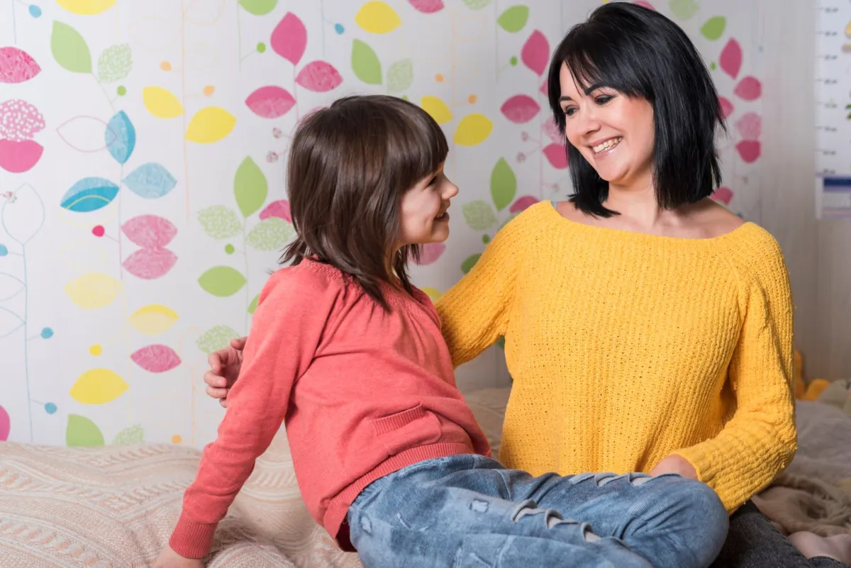 صورة لأم مع ابنتها المصابة بالتوحد