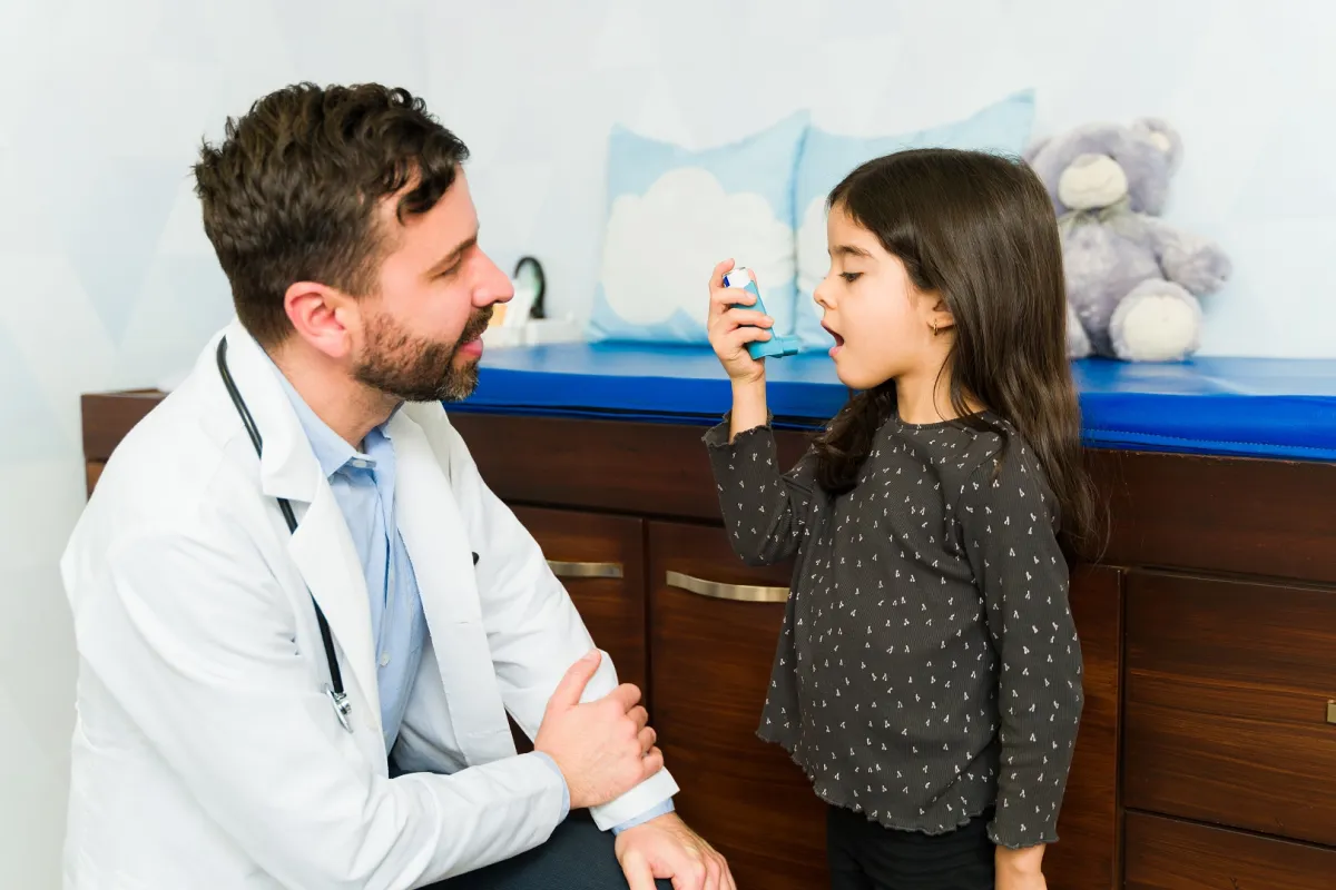 صورة لطبيب يفحص طفلة