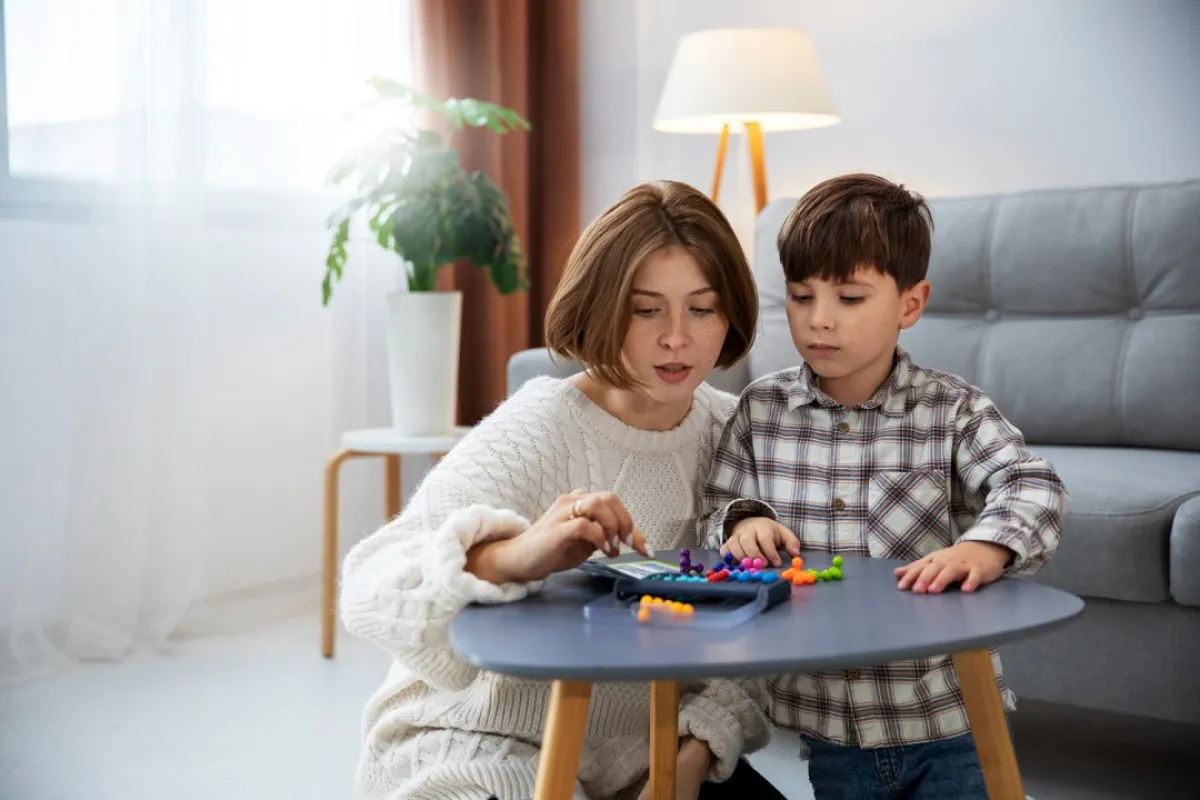 صورة لأم وطفلها المتوحد