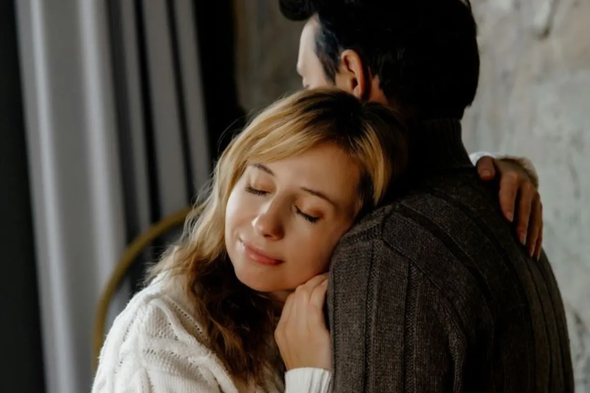 زوجة تغمض عينيها بأمان وتريح رأسها على كتف زوجها 