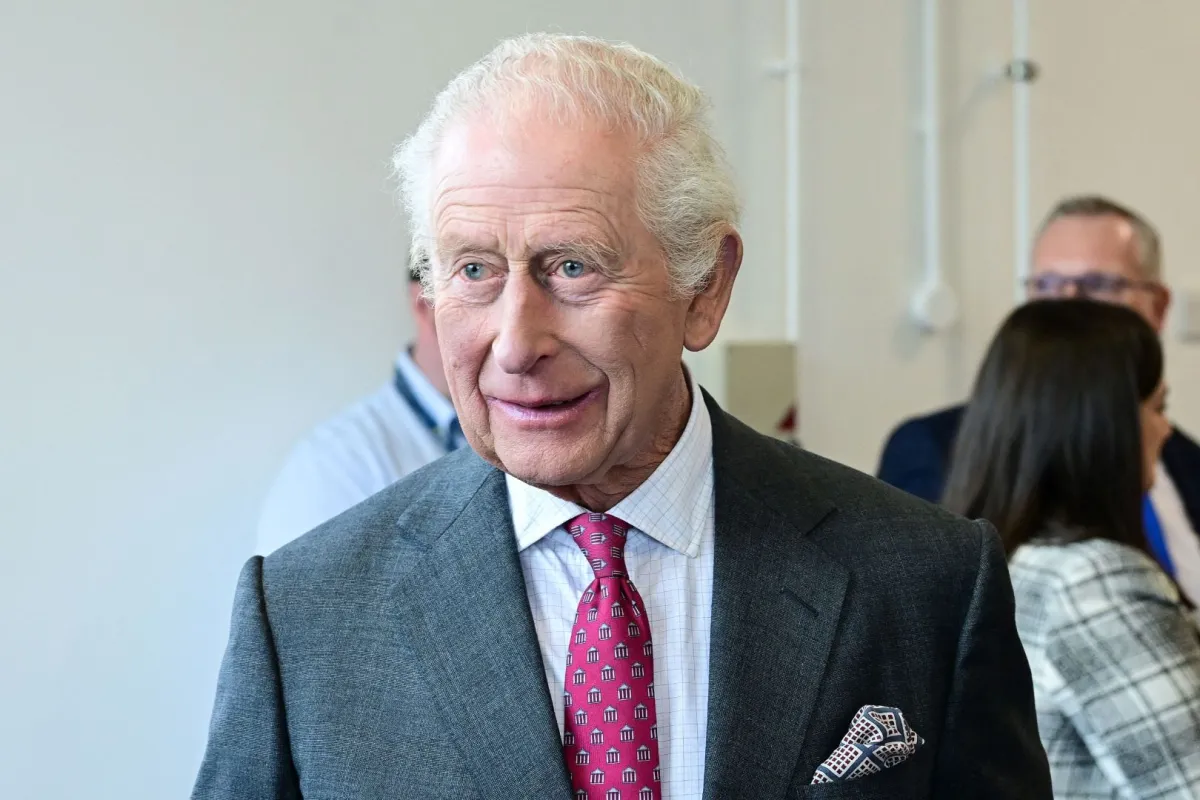 الملك تشارلز الثالث في جامعة أولستر، في بلفاست (King Charles III at Ulster University, in Belfast). مصدر الصورة: Anthony HARVEY / POOL / AFP